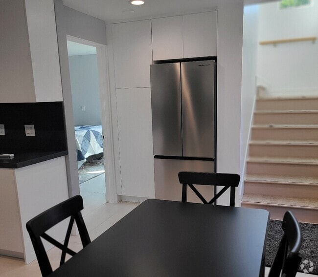 Building Photo - 2504 23rd St Unit #B  Furnished Rental