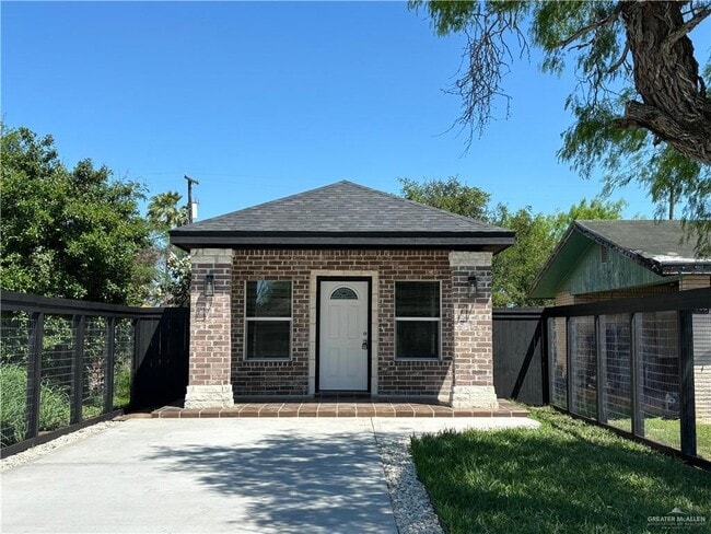 Building Photo - 1121 E Cano St Rental