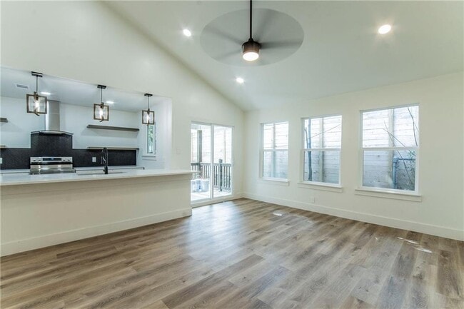 Photo - 601 E 50th St