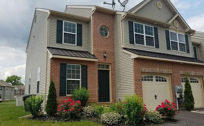 Spacious 3-Bedroom Townhome in Laurel Fiel... - Spacious 3-Bedroom Townhome in Laurel Fiel...