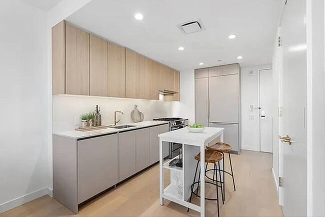 Building Photo - 3 Ct Square W Unit 5504