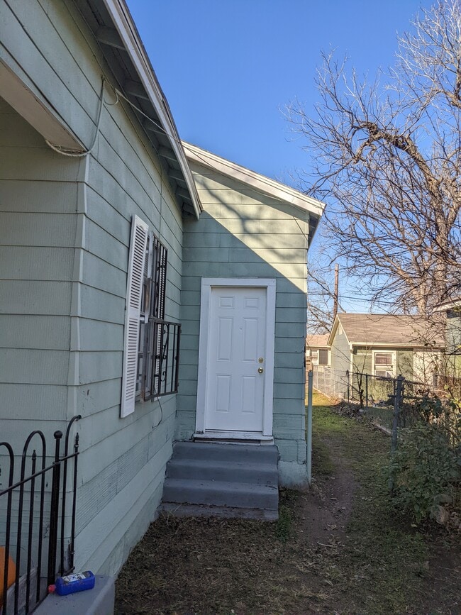 Photo - 551 E Southcross Blvd