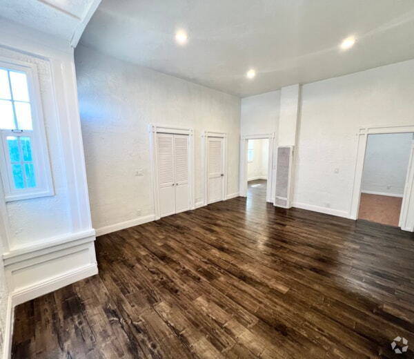 Building Photo - Bottom Unit with Tall Ceilings W/ Backyard Rental