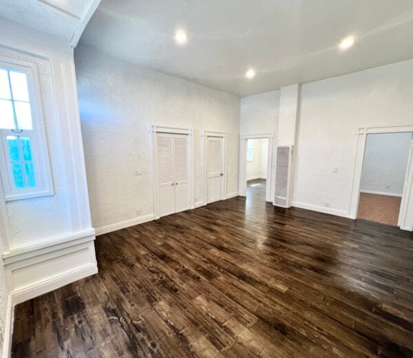 Bottom Unit with Tall Ceilings W/ Backyard - Bottom Apartment Unit with Tall Ceilings W/ Backyard