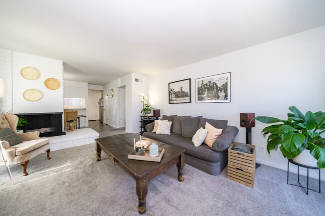Living Room/Fireplace