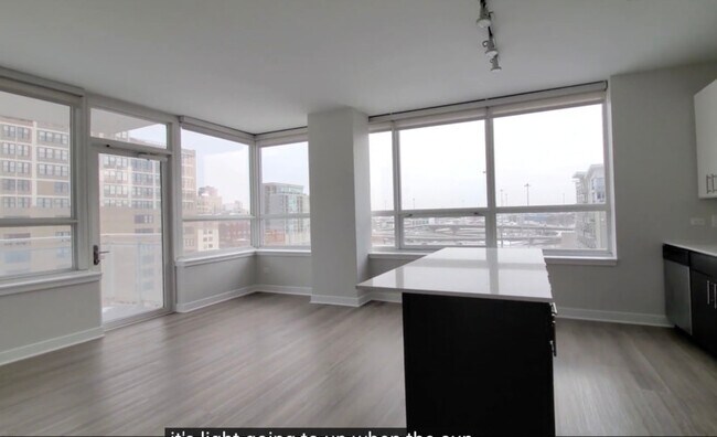 Building Photo - 814 W Adams St Unit 818