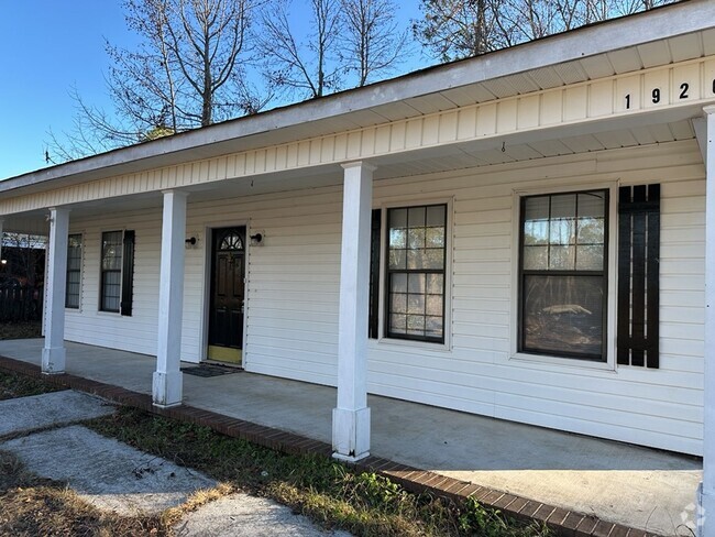 Building Photo - Cute 3 bedroom, 2 bathroom Ranch is waitin... Rental