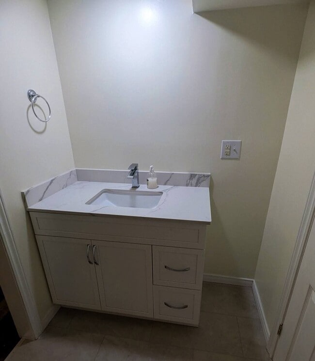 7 Balmoral Av Unit Lower