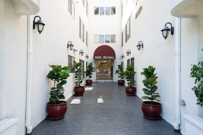 Photo - 221 S Gale Dr Unidad 230