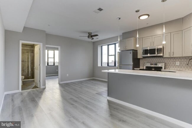 Building Photo - 400 N Highland Ave Unit 303