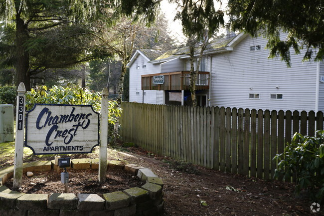 Chambers Crest - Chambers Crest Apartments