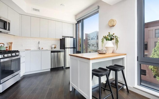 Building Photo - Grand Avenue