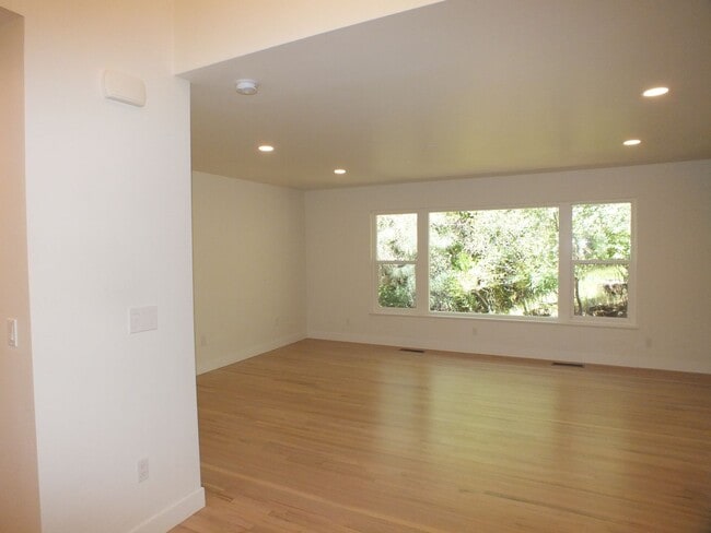 Building Photo - Remodeled 3/2 Placerville home near downtown and Marshall Medical!