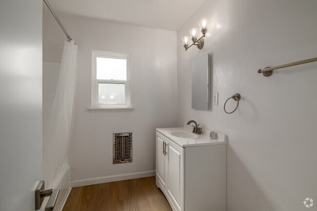 1BR, 1BA - 500SF - Bathroom