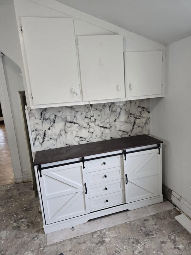 Building Photo - 110 Schuler St Unit 2