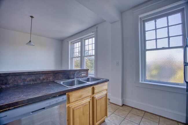 Photo - 230 E 40th St Unidad C3
