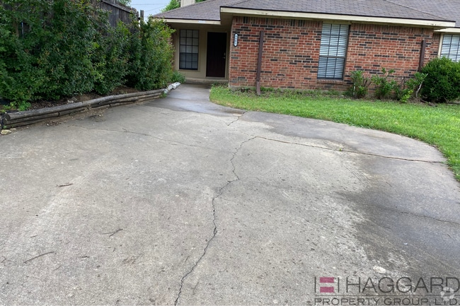 Building Photo - Rare 3-bed,2-bath, 1-story half duplex rec... Rental