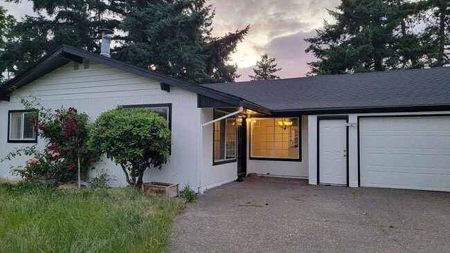 Building Photo - Freshly renovated, bright, and spacious, o... Rental