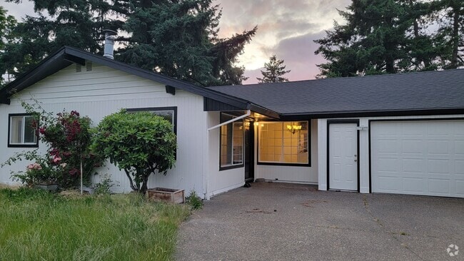 Building Photo - Freshly renovated, bright, and spacious, o... Rental