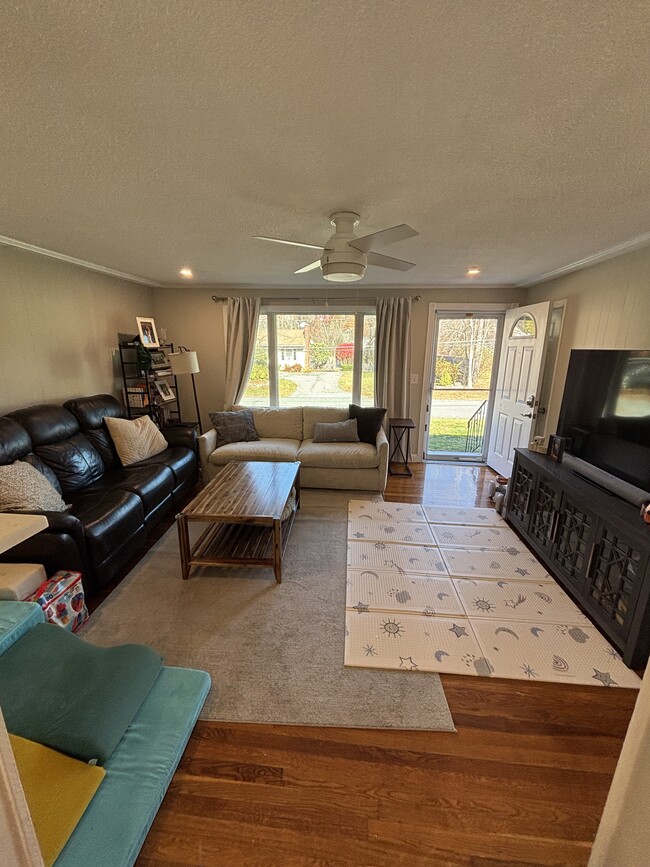 Building Photo - 5 Meadow Ln Unit 5 Meadow