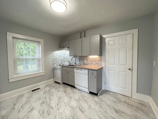 Building Photo - RENOVATED Cozy Ranch Rental Waiting For You!!