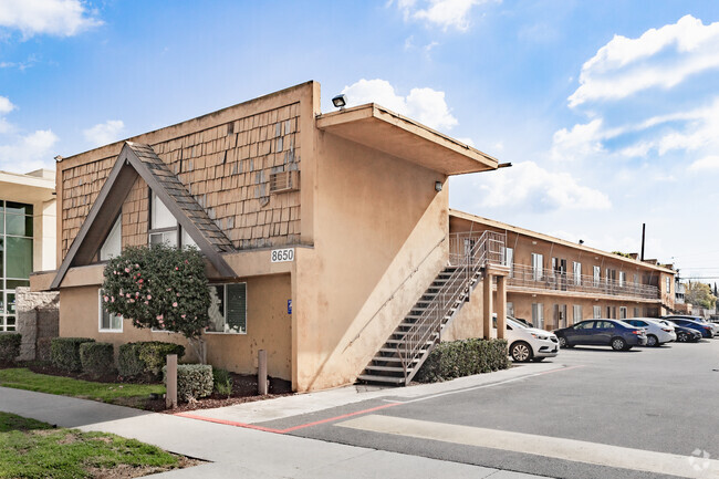 Building Photo - Fullerton Court Apartments