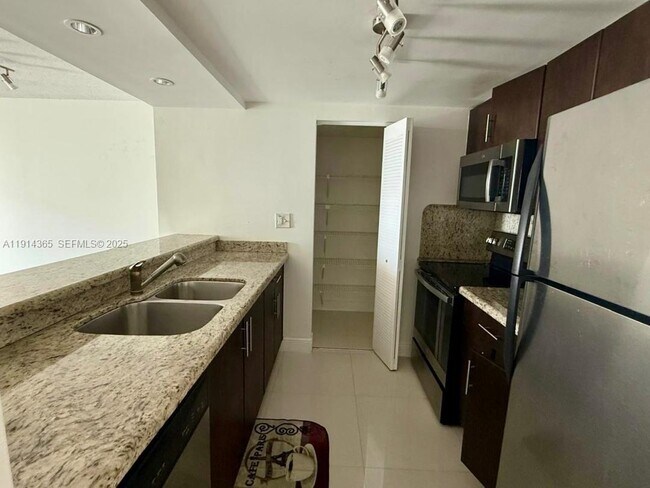 Photo - 850 N Miami Ave Unidad W-2105