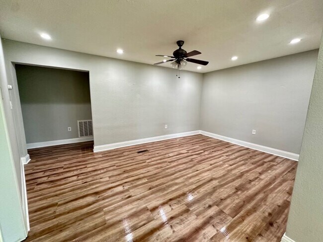 Photo - 2971/2975 Sharpe Elva Road Unit 2975