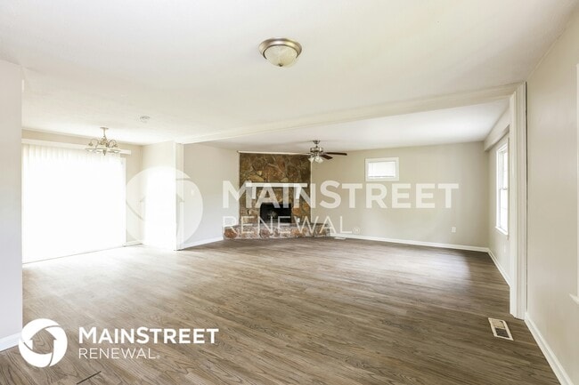 Photo - 454 Roxbury Dr