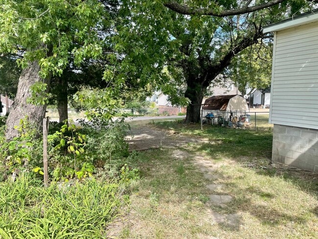 Photo - 423 W 9th St
