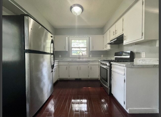Building Photo - Beautiful 6 bedroom 2 bathroom house