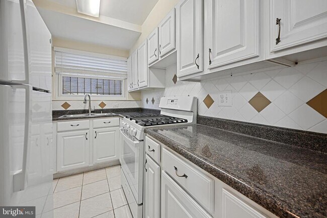 Photo - 224 Webster St NE