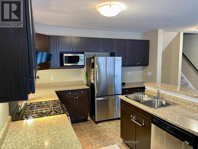 Photo - 96 McMahen St