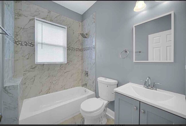 Photo - 1111 W 62nd St Unidad 2