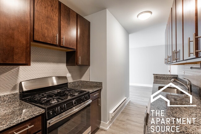 Building Photo - 703 W Brompton Ave Unit 11