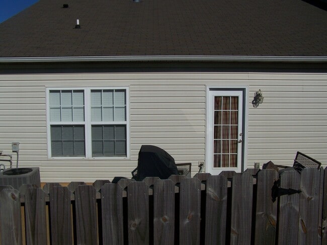 Building Photo - Charming 2-Bed, 2-Bath Ranch-Style Townhou...