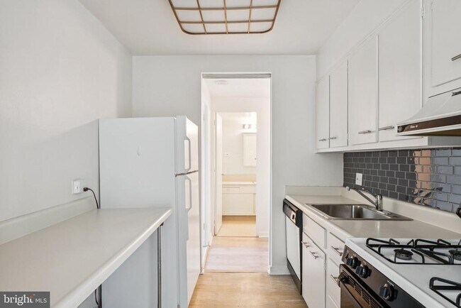 Photo - 604 S Washington Square Unidad 1505