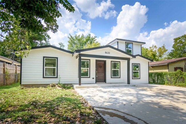 Photo - 8433 Lenore St