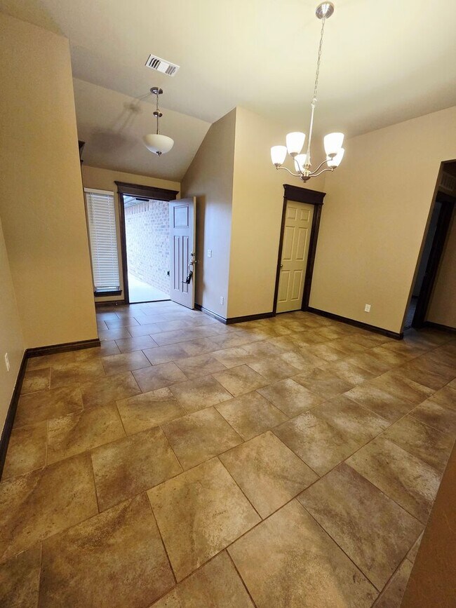 Building Photo - ?YUKON HOME MOVE IN SPECIAL! ?