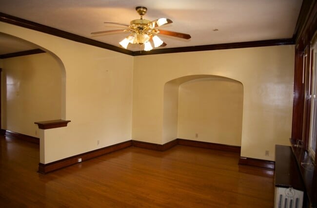 Building Photo - 4200 Lawn Ave Unit 1