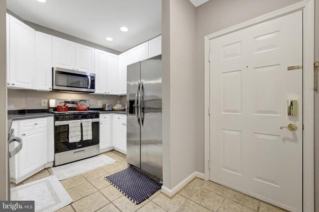 Building Photo - 8181 Carnegie Hall Ct Unit 205