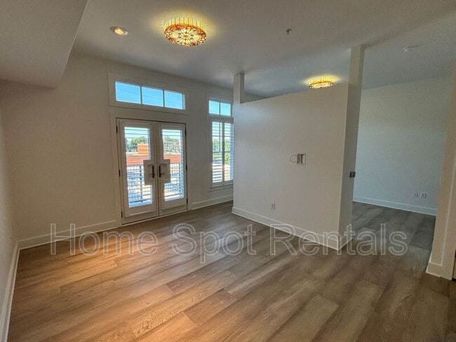 Building Photo - 925 Garrett St Unit #318