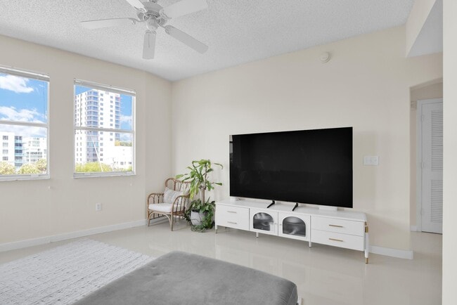 Photo - 533 NE 3rd Ave