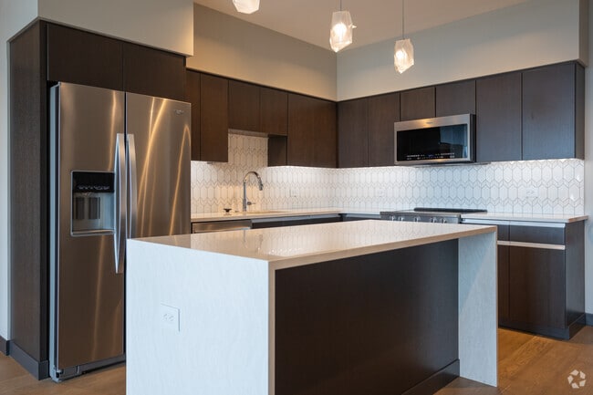 2 BR, 2 BA - 1000SF