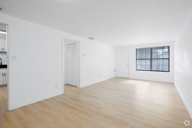 2BR, 1BA - 875SF - Dining Room, Living Room
