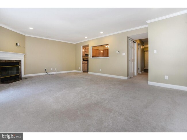 102 Hazelwood Ln