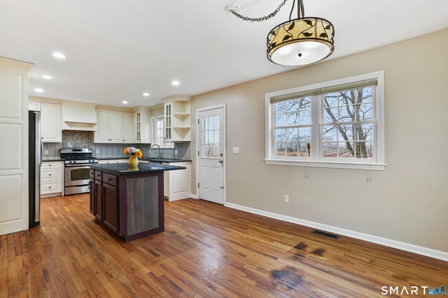 Photo - 1180 Main St