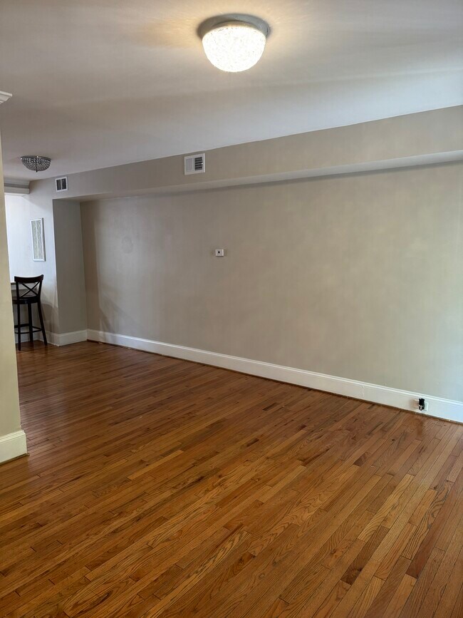 Photo - 703 Hamilton St NW