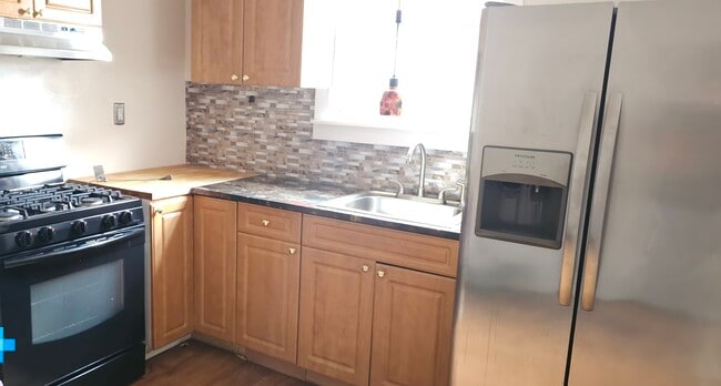 Building Photo - 1719 Central St