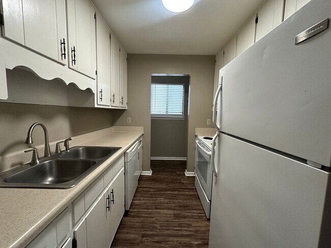 Photo - Upstairs unit on the golf course available NOW!!! Unidad D